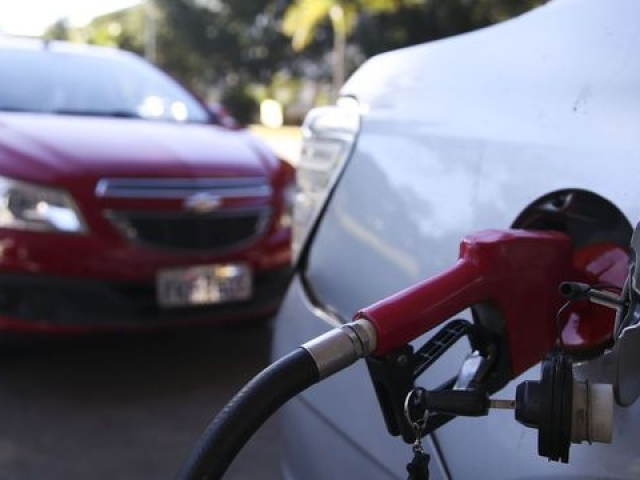 Imagem da notícia "Preço máximo da gasolina bate recorde e atinge R$ 5,85 o litro"