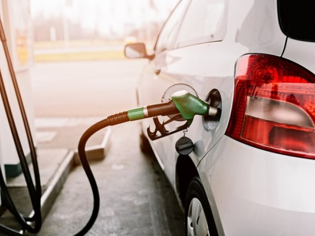 Imagem da notícia " Petrobras reduz preço da gasolina para refinarias pelo terceiro dia seguido"