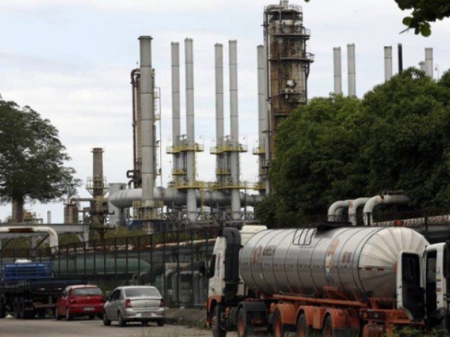 Imagem da notícia "Petrobras estuda vender fatia em seis refinarias, inclusive a Reduc"