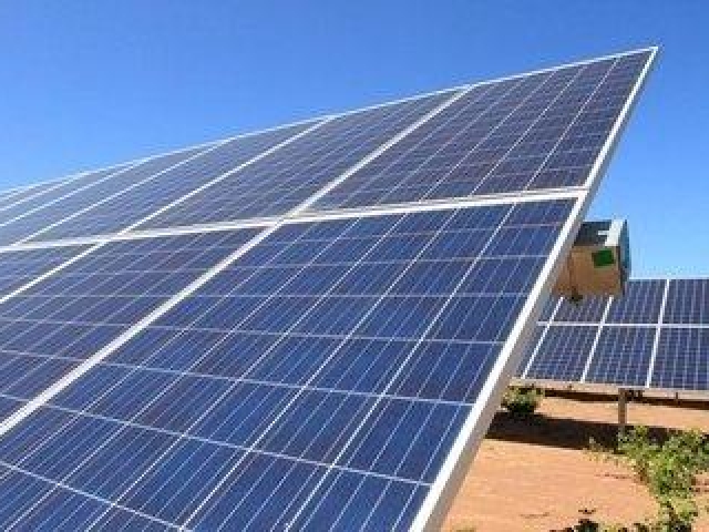 Imagem da notícia "Governo usará miniusinas de energia solar para reduzir gastos"