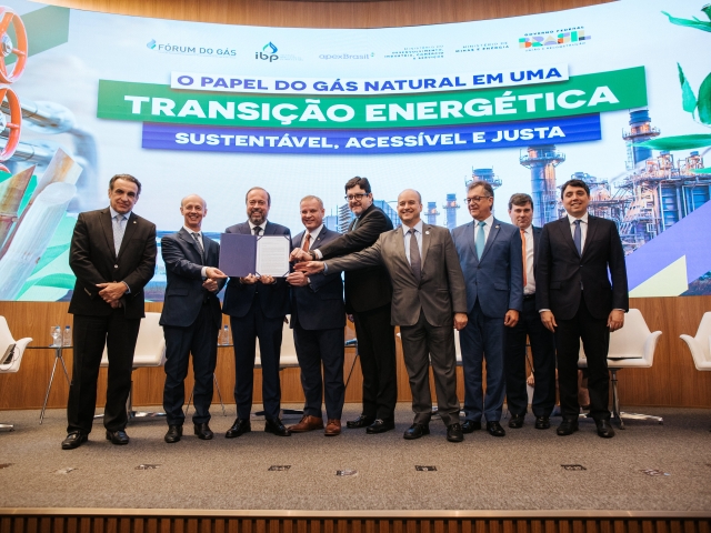 Imagem da notícia " Carta de Brasília - Em evento promovido pela FGV Energia, ABEGÁS e a International Gas Union (IGU), entidades entregam carta ao Ministério de Minas e Energia. Conheça o documento."