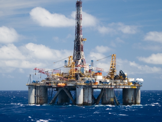 Imagem da notícia "Preço do petróleo só deve subir em 2018"