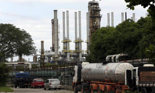 Imagem da notícia "Petrobras estuda vender fatia em seis refinarias, inclusive a Reduc"