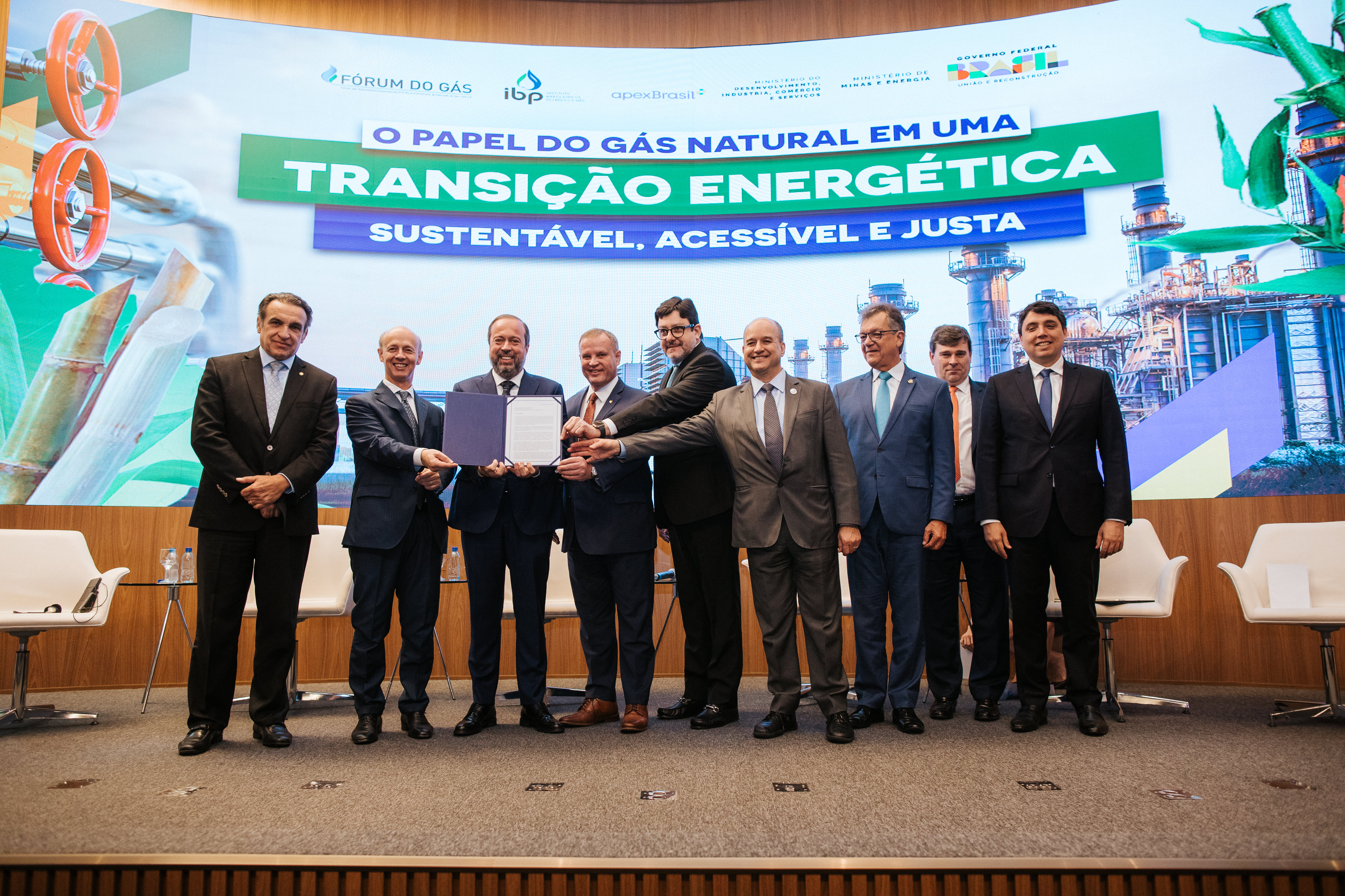Imagem da notícia " Carta de Brasília - Em evento promovido pela FGV Energia, ABEGÁS e a International Gas Union (IGU), entidades entregam carta ao Ministério de Minas e Energia. Conheça o documento."