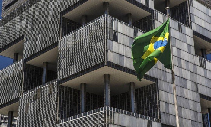 Imagem da notícia "Privatização das quatro refinarias da Petrobras deve ser concluída até 2019, diz Parente"