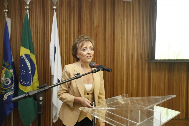 Elisabeth Farina, ÚNICA
