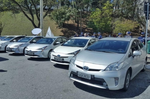 Toyota Prius, que custa R$ 120 mil, respondeu por quase 80% das vendas de veículos híbridos e elétrico no Brasil em 2016 - Foto: Facebook/Reprodução