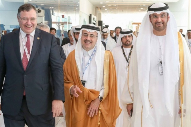 O sultão Ahmed al Jaber (dir.), com outros participantes da feira ADIPEC.