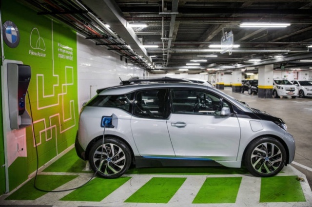 BMW i3 sendo recarregado em shopping de SP (Eduardo Anizelli - 23.jun.2015/Folhapress)