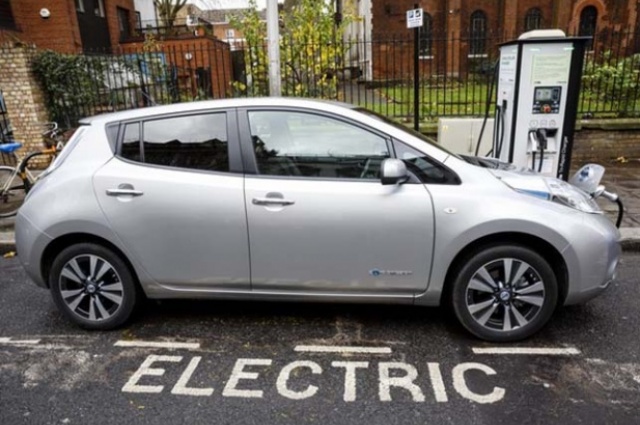 DISTRIBUIR POSTOS DE RECARGA É UM DOS DESAFIOS PARA A SUA IMPLEMENTAÇÃO DO CARRO ELÉTRICO NO BRASIL (FOTO: MILES WILLIS/ GETTY IMAGES)