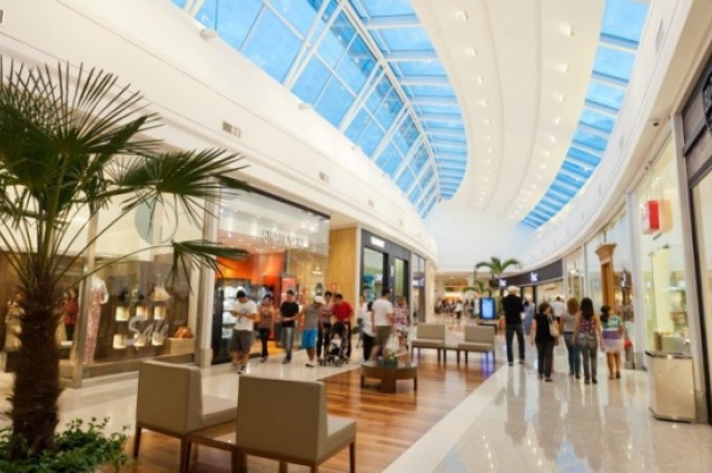 Corredor de shopping center: abertura de mercado completa para grupo A até 2026 (Foto: Multiplan)