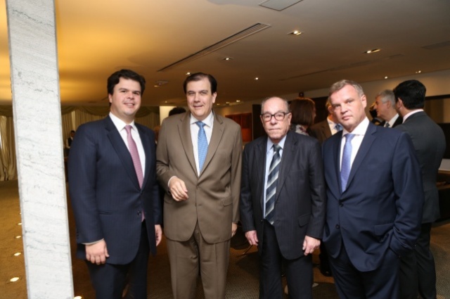 Ministro de Minas e Energia Fernando Coelho Filho, Presidente da Fundação Getúlio Vargas, Professor Carlos Ivan, o Vice-Presidente, Dr. Sergio F. Quintella e o Diretor Executivo da FGV Energia, Carlos Otavio Quintella (Foto: Saulo Cruz)