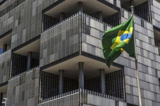 Bandeira brasileira em frente à sede da Petrobras, no Rio. - Dado Galdieri / Bloomberg