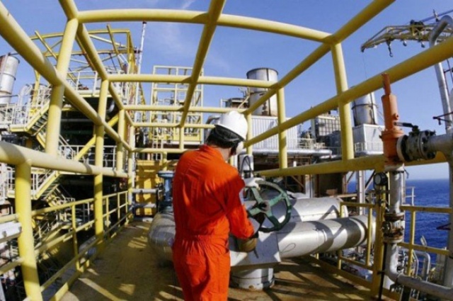 Reformas de plataformas da Petrobras na Bacia de Campos. Na foto, a P-37 - Divulgação